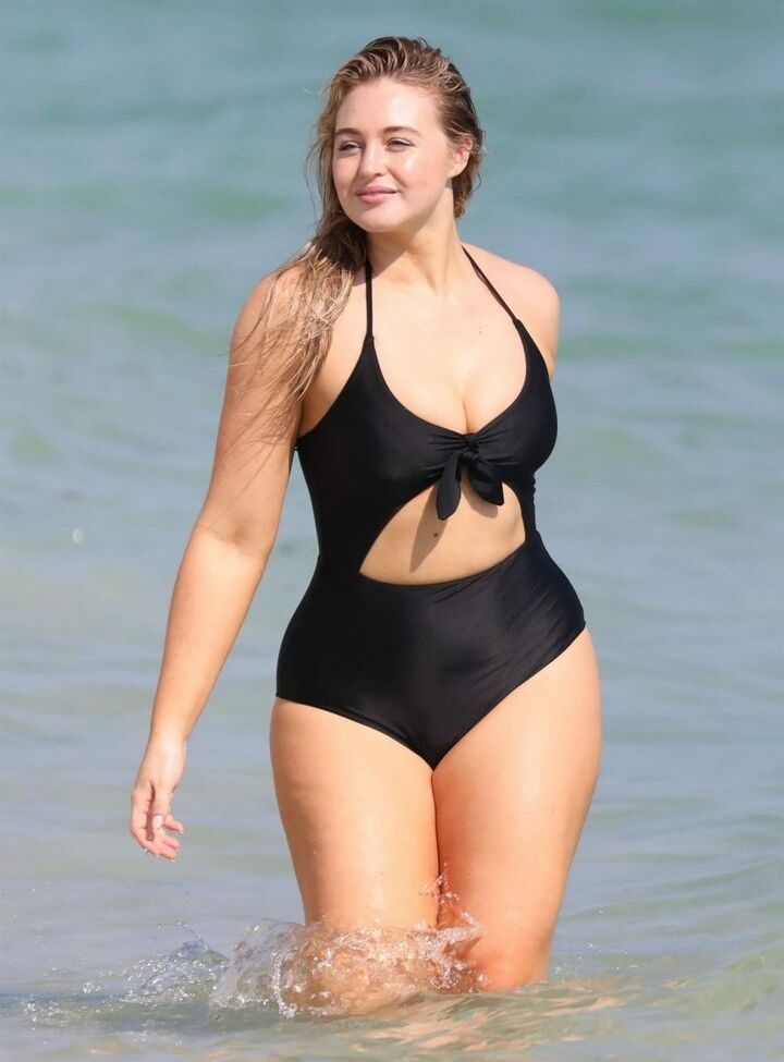 Iskra Lawrence desnuda #108685739