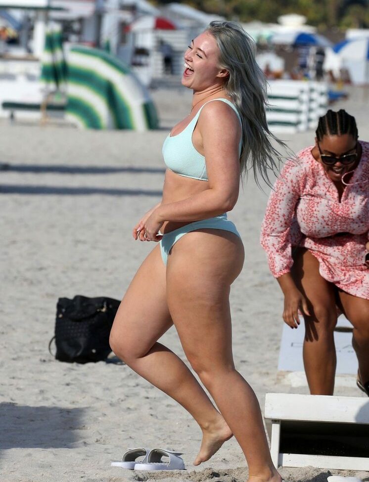 Iskra Lawrence desnuda #108685745