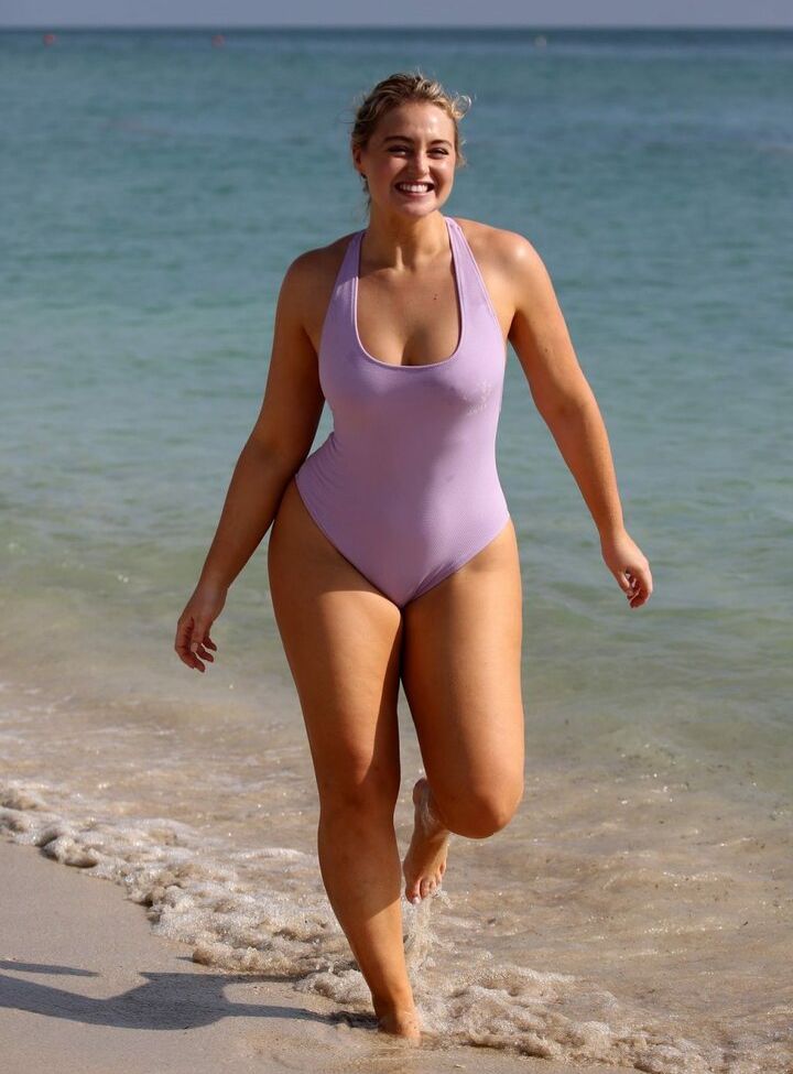 Iskra Lawrence desnuda #108685756
