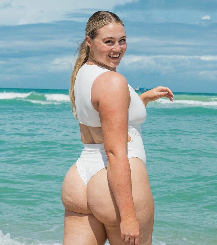 Iskra Lawrence desnuda #108685856