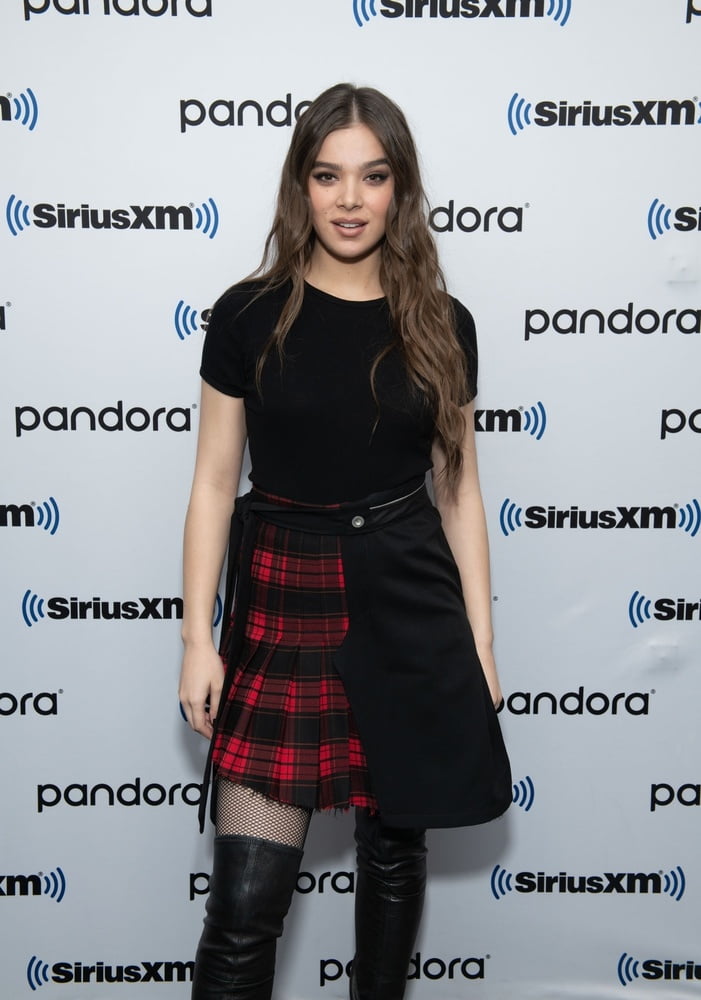 Weibliche Berühmtheit Stiefel & Leder - hailee steinfeld
 #103345782