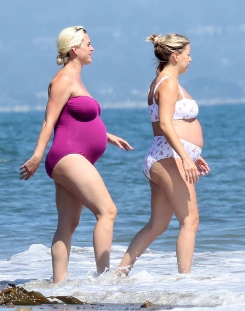 Katy Perry et son amie, enceintes en maillot de bain.
 #90084427