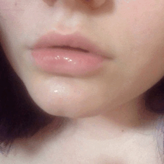 Lamiendo el dedo
 #91697644