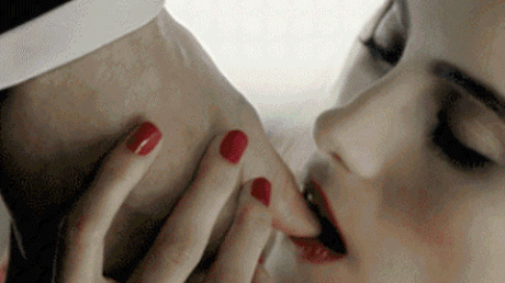 Lamiendo el dedo
 #91697654