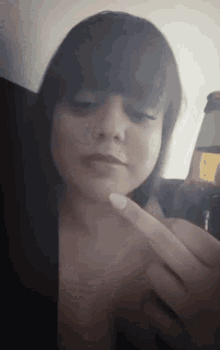 Lamiendo el dedo
 #91697663