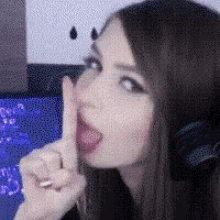 Lamiendo el dedo
 #91697664