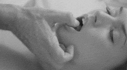 Lamiendo el dedo
 #91697696