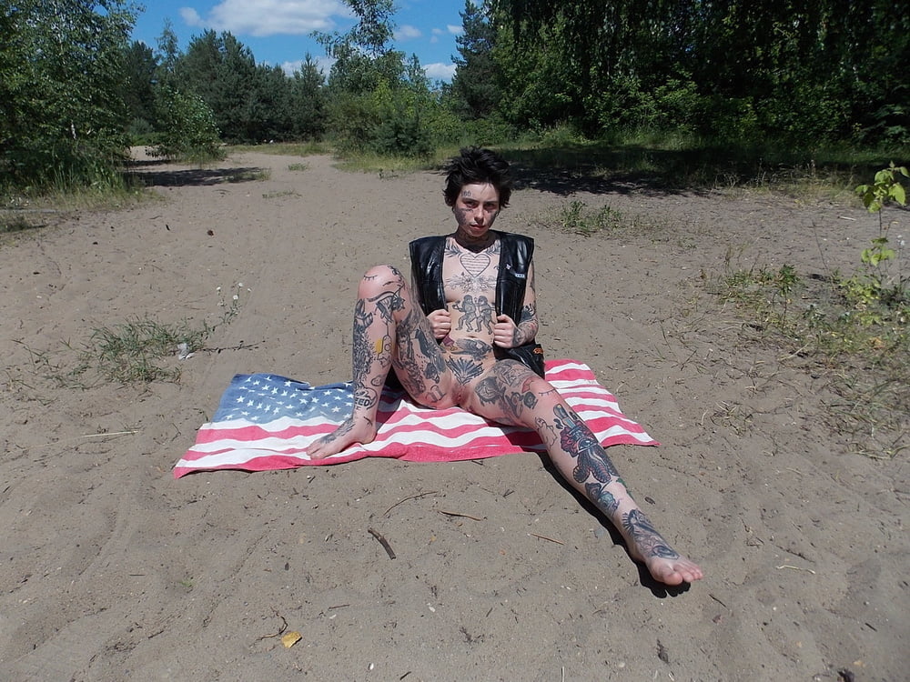 Sgualdrina russa tatuata sulla spiaggia
 #91458753