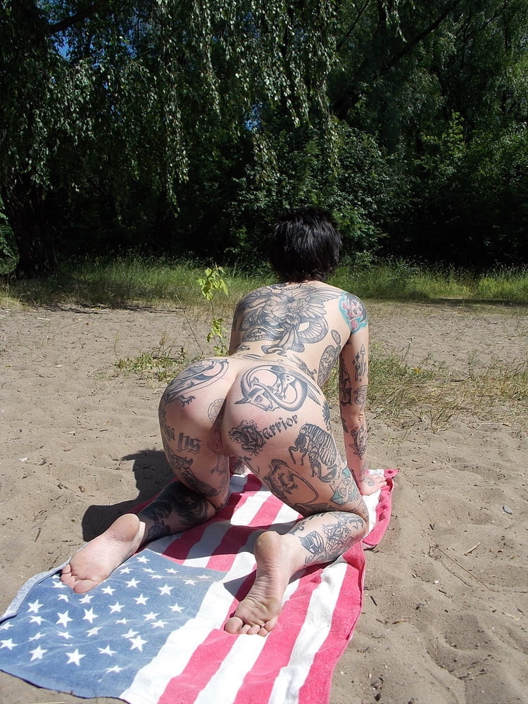Sgualdrina russa tatuata sulla spiaggia
 #91458759
