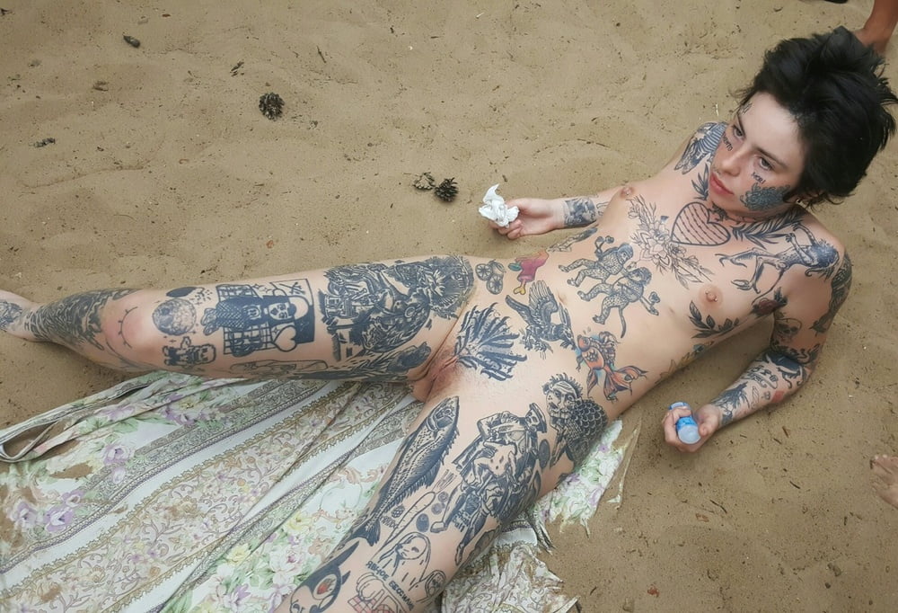 ロシアの刺青女がビーチで
 #91458805