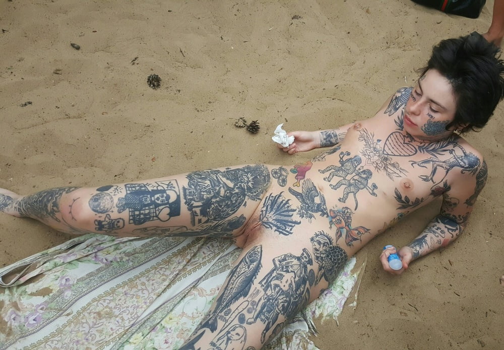 Sgualdrina russa tatuata sulla spiaggia
 #91458807