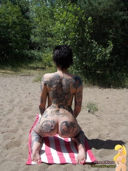 Sgualdrina russa tatuata sulla spiaggia
 #91458811
