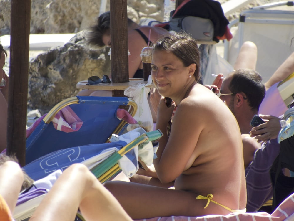 Italien fille gros seins topless plage voyeur
 #87384622