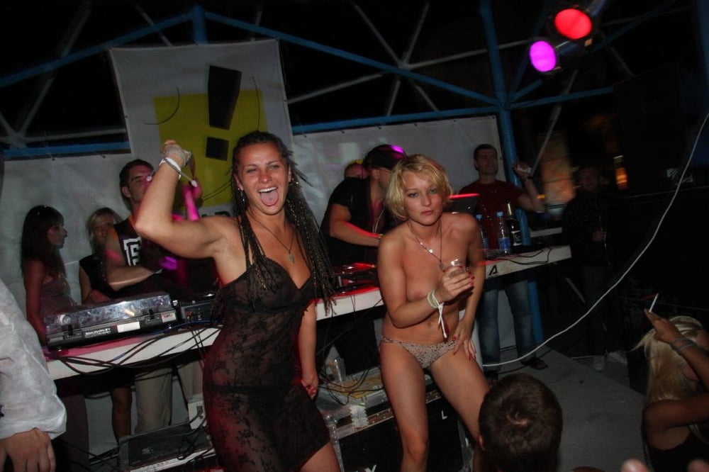 Fiesta en la playa desnuda
 #93778672