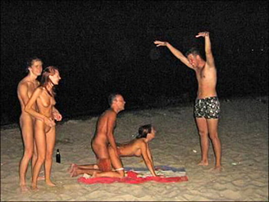 Fiesta en la playa desnuda
 #93778719
