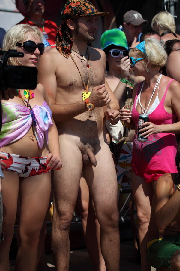 Fiesta en la playa desnuda
 #93778750