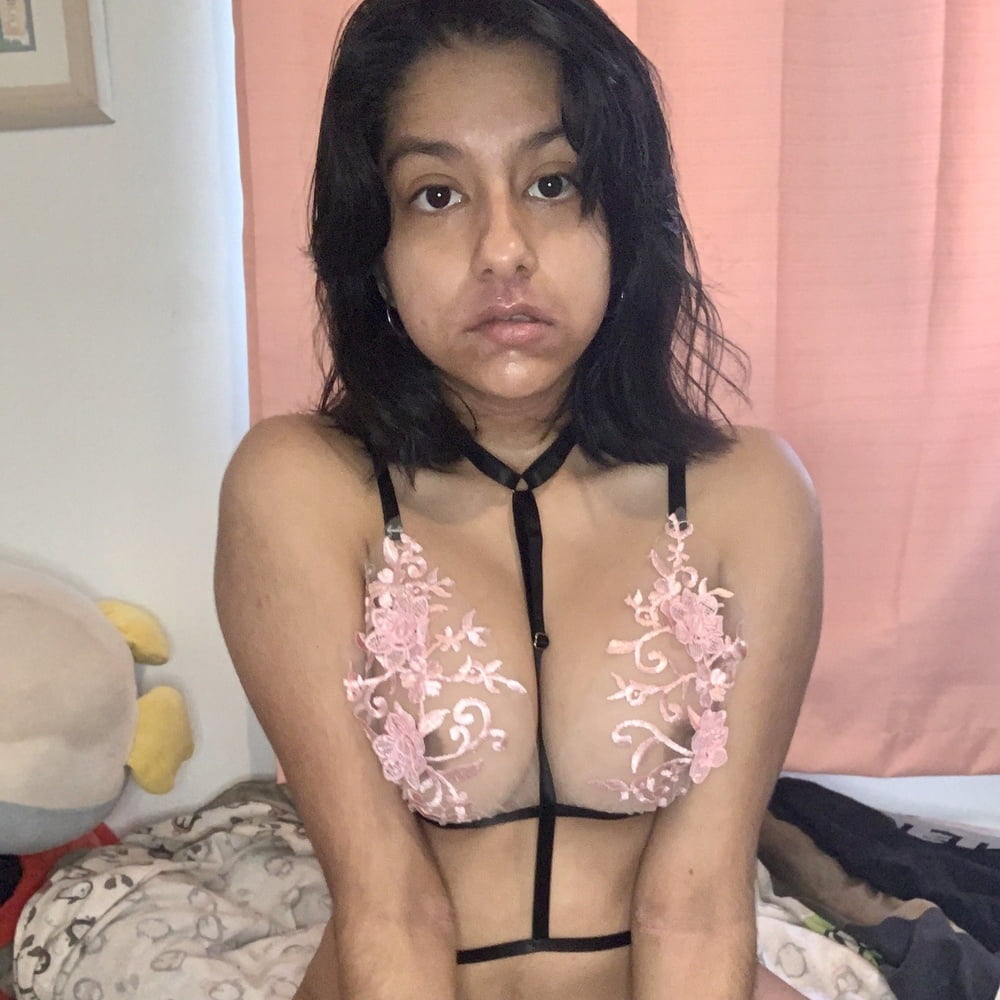 インド人の毛深いサブ・バイ・ティーンの淫乱女アプリルがプライベート・セルフィーを撮る
 #80138027