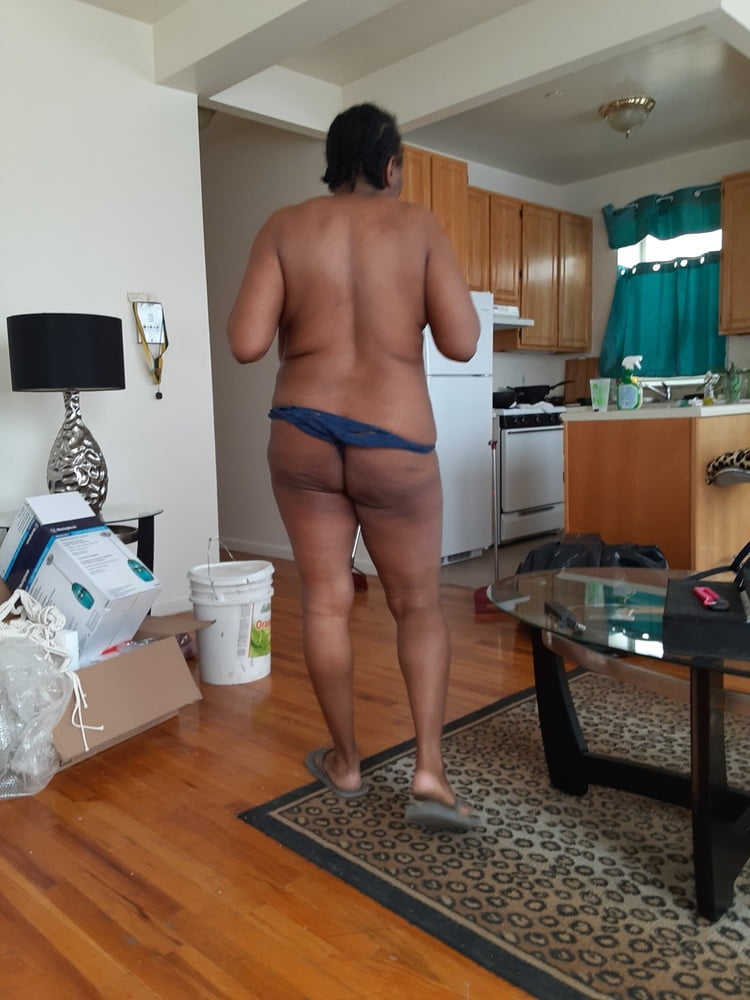 Sexy milf desnuda coño expuesto
 #98736193