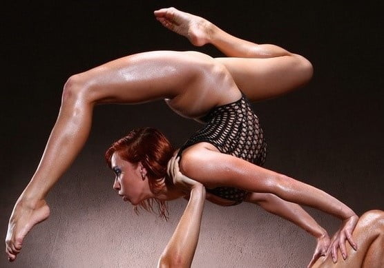 Flexibler roter Kopf im Fischnetz-Badeanzug.
 #100613879