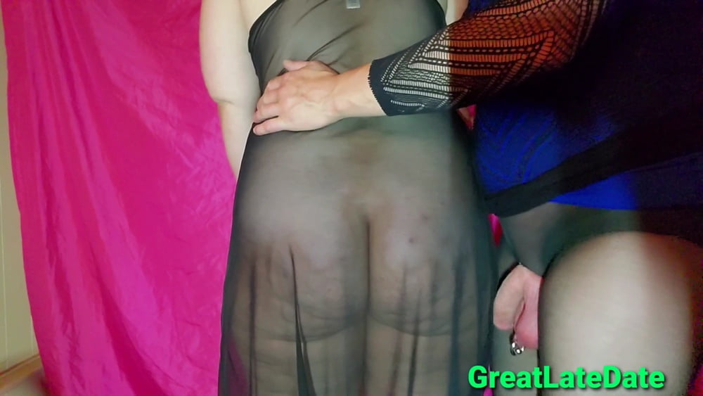 Femme aux grosses fesses faisant jouer son mari avec son cul épais
 #106565363