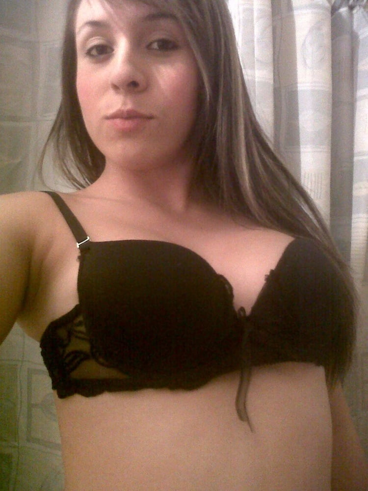 Estudiante puta posa desnuda para su novio #90725165