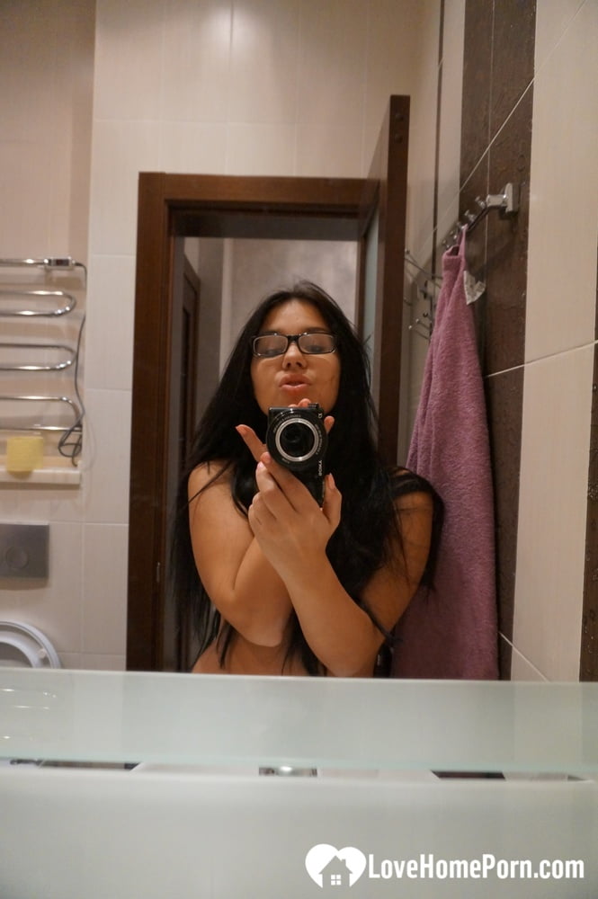Mignonne intello prenant des selfies sexy
 #106588461