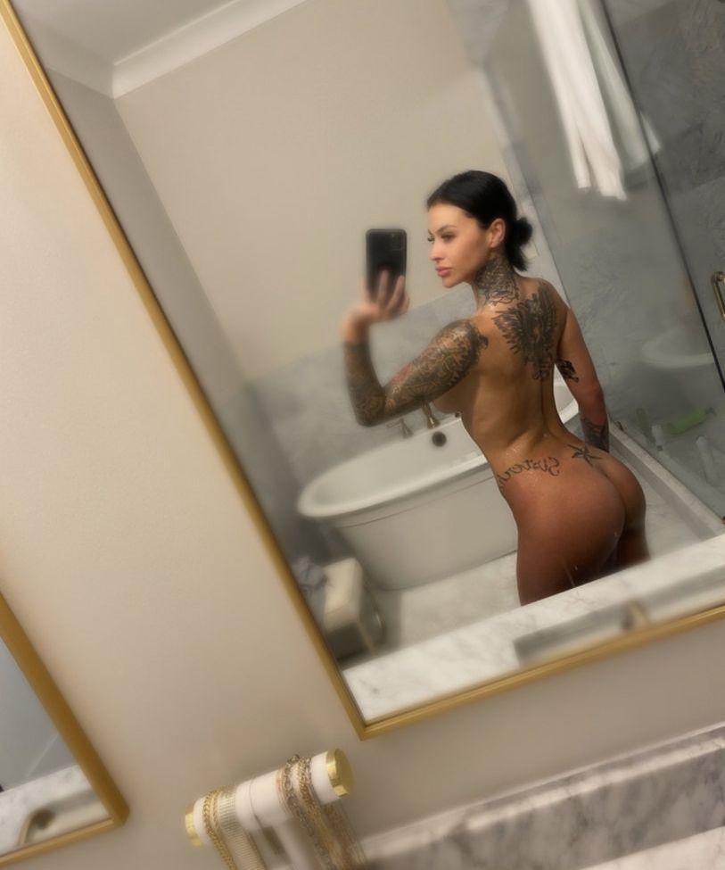 Zahra Schreiber desnuda #109851010