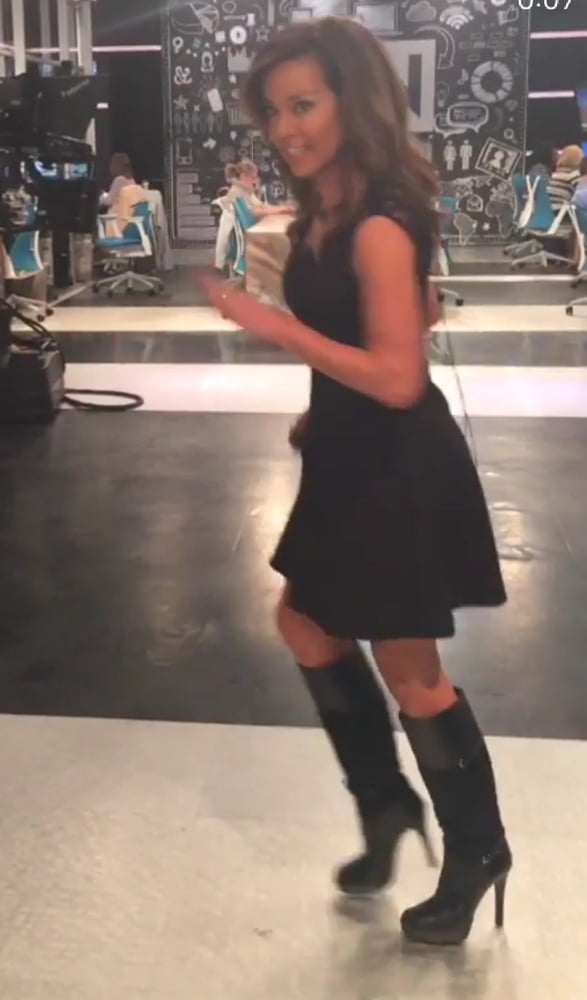 Female Celebrity Boots &amp; Leather - Robin Meade #99979007