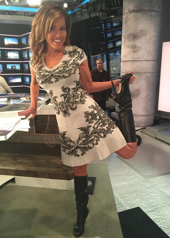 Female Celebrity Boots &amp; Leather - Robin Meade #99979012
