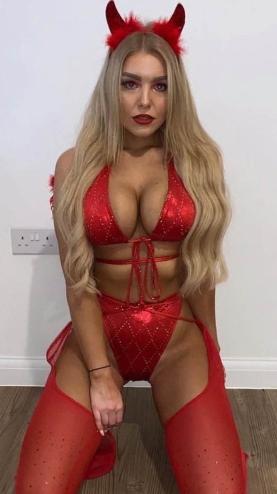 Tenue sexy pour commentaire
 #99702843