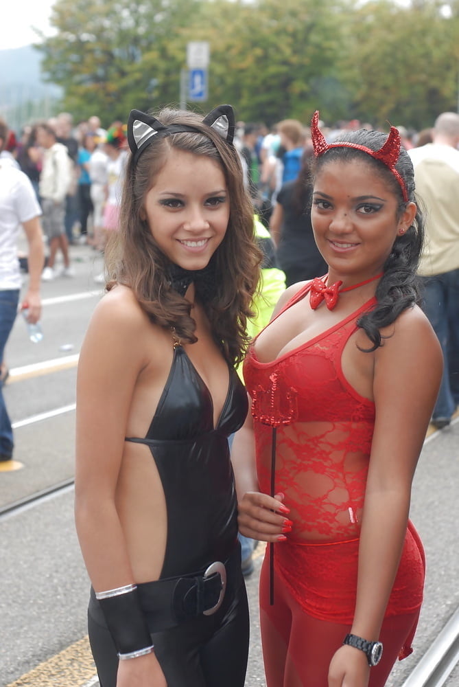 Tenue sexy pour commentaire
 #99702886