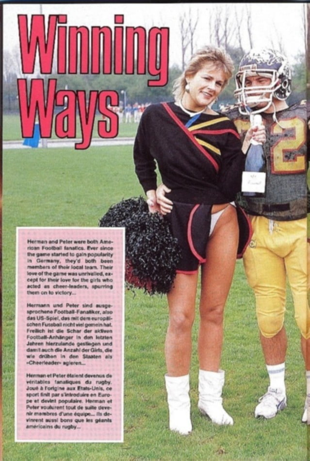 Dos chicas traviesas se divierten después del deporte
 #99057300