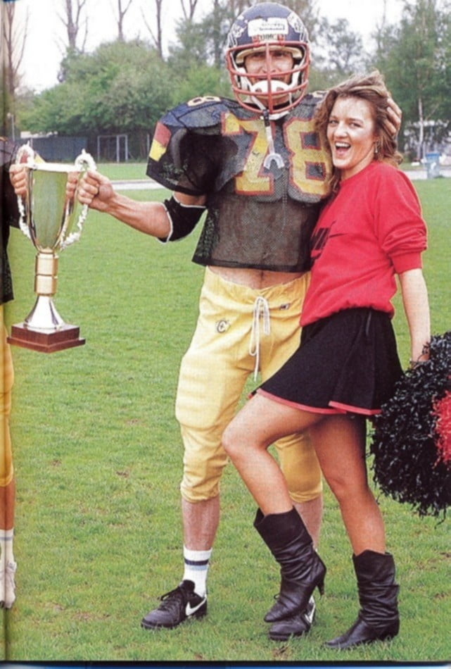 Dos chicas traviesas se divierten después del deporte
 #99057303