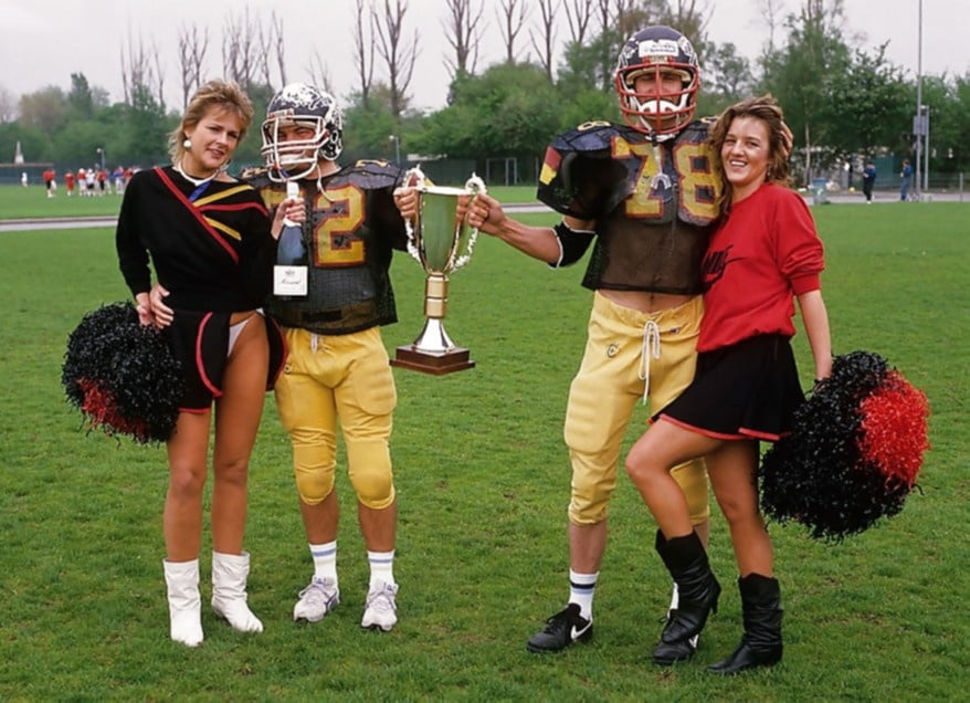 Dos chicas traviesas se divierten después del deporte
 #99057306