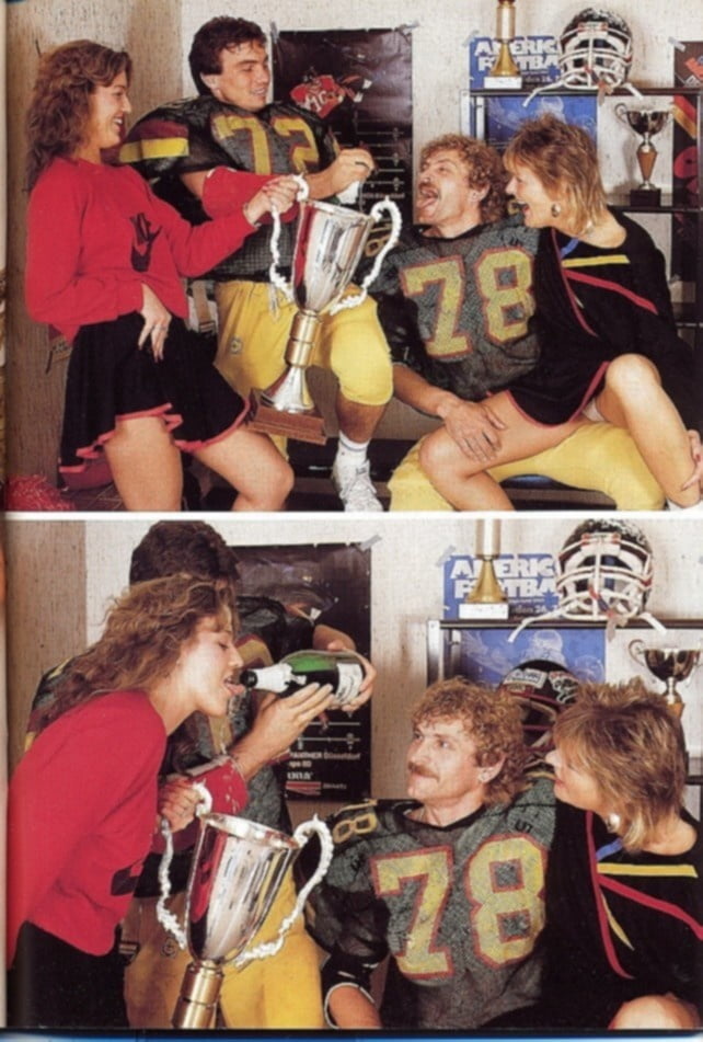 Dos chicas traviesas se divierten después del deporte
 #99057312