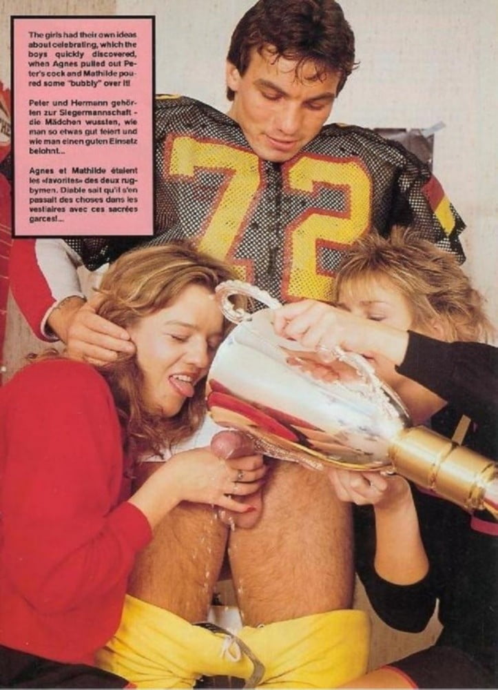 Dos chicas traviesas se divierten después del deporte
 #99057321