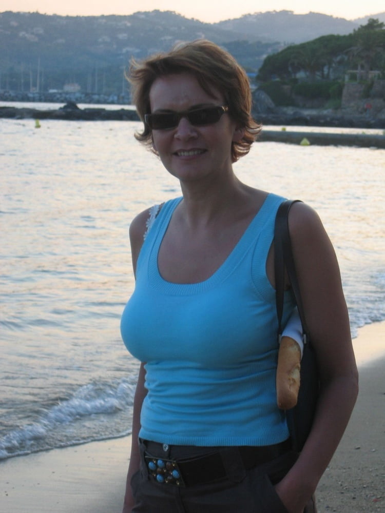 Milf avec des seins énormes nus en vacances
 #97057253