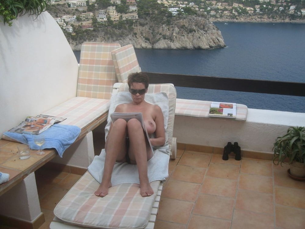 Milf con tetas enormes desnuda en vacaciones
 #97057271