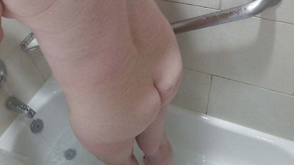 Maturi sexy, dilettanti, curvy e bbw in vasca da bagno
 #95164852