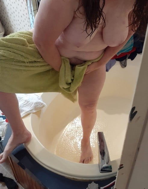 Maturi sexy, dilettanti, curvy e bbw in vasca da bagno
 #95164879