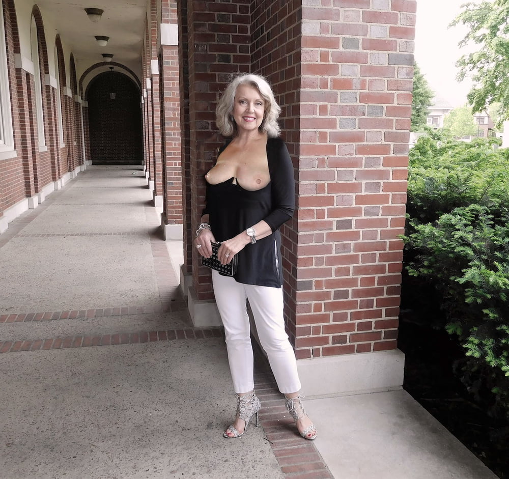 Entblößende Mutter
 #88764554