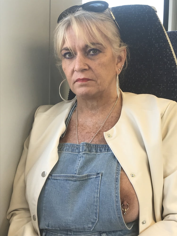 Geile Milf zeigt ihre Euter #87488560