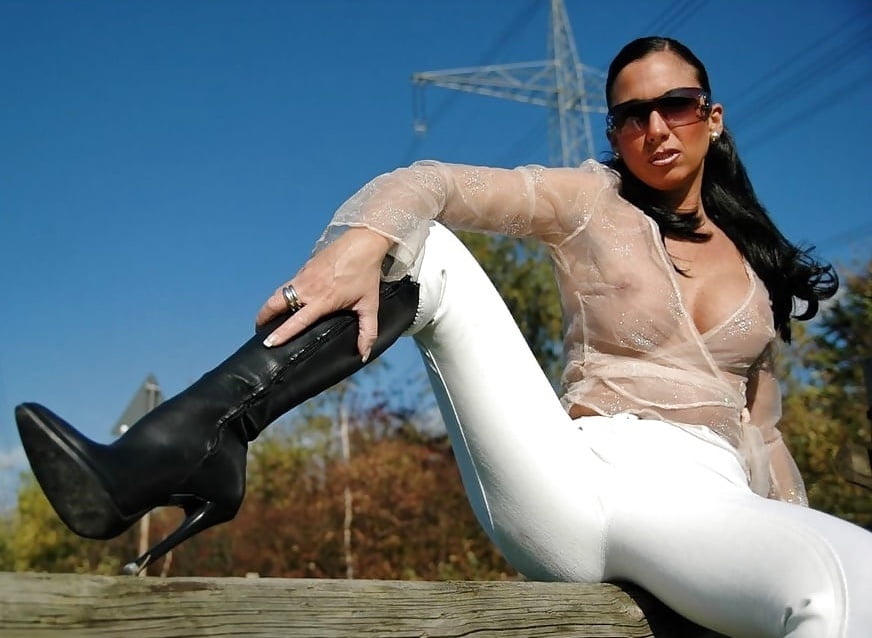 馬術をする女性がタイトなジョッパーズパンツを履いてポーズをとる。
 #102344085