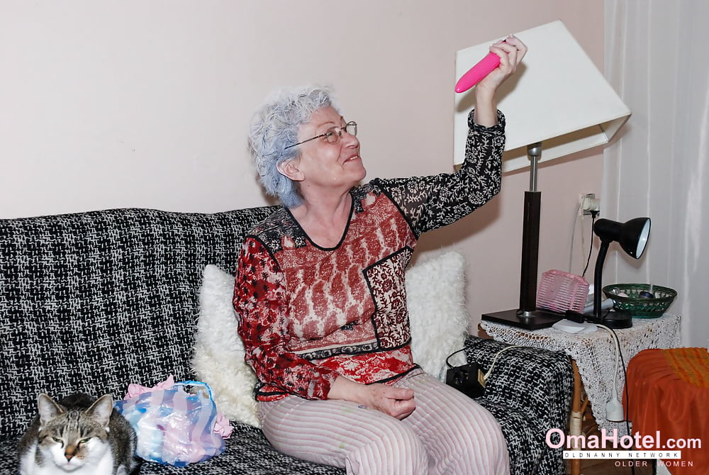 Nonna fotografata con giocattolo per adulti
 #106607919