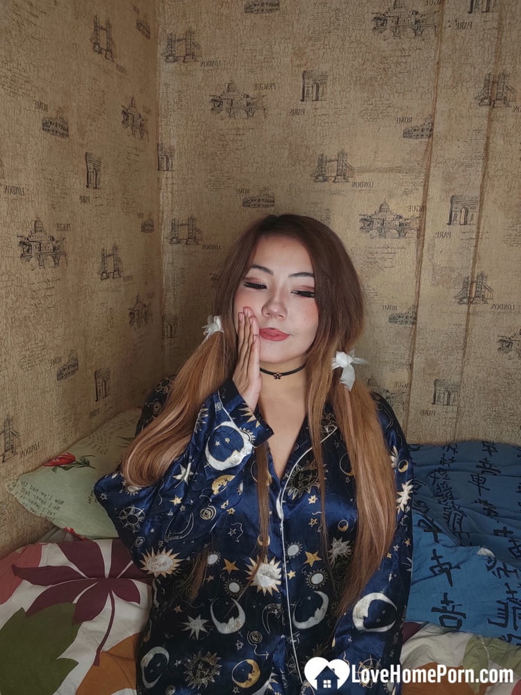 Solitario asiático complaciendo a sí misma durante el bloqueo covid
 #106573158