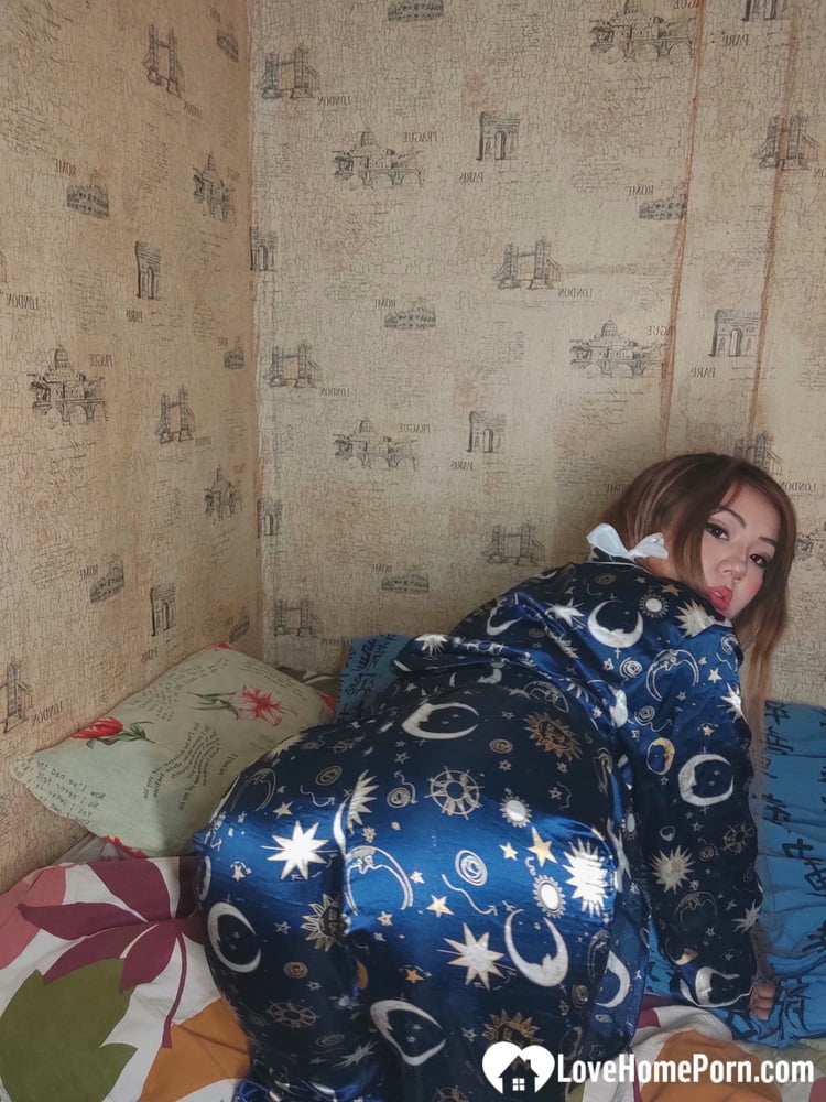 Solitario asiático complaciendo a sí misma durante el bloqueo covid
 #106573161