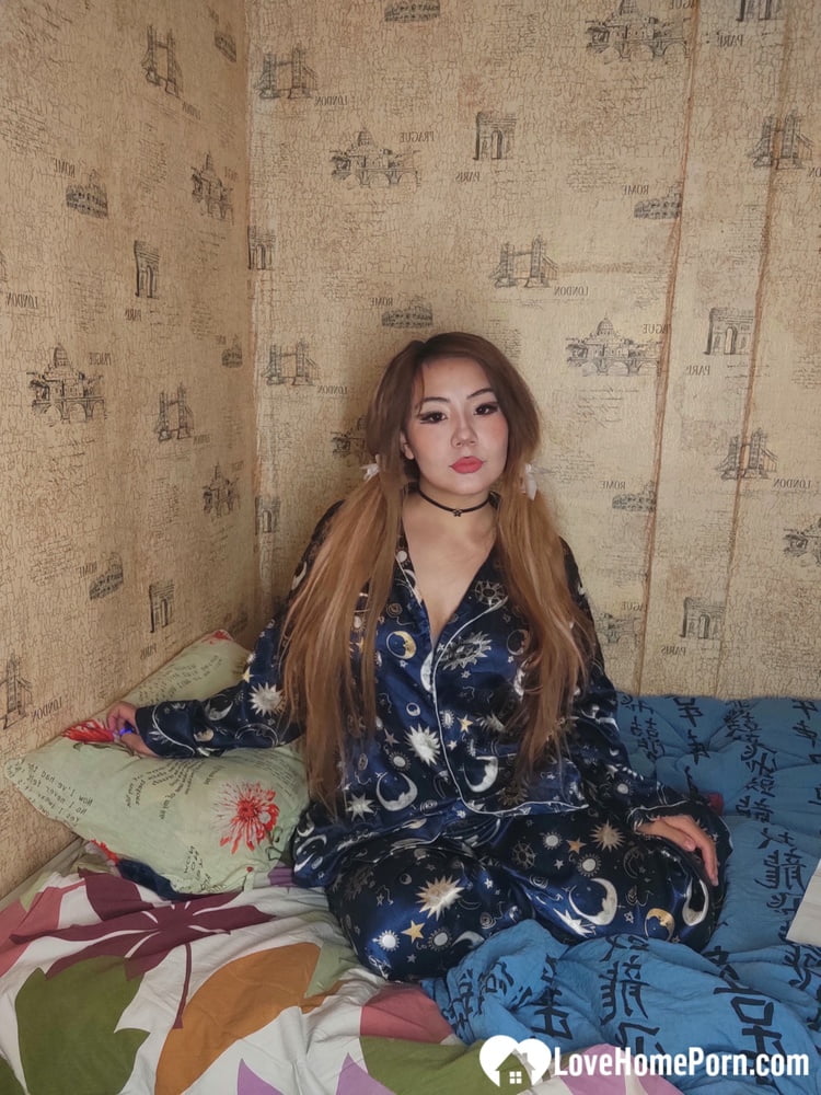 Solitario asiático complaciendo a sí misma durante el bloqueo covid
 #106573167