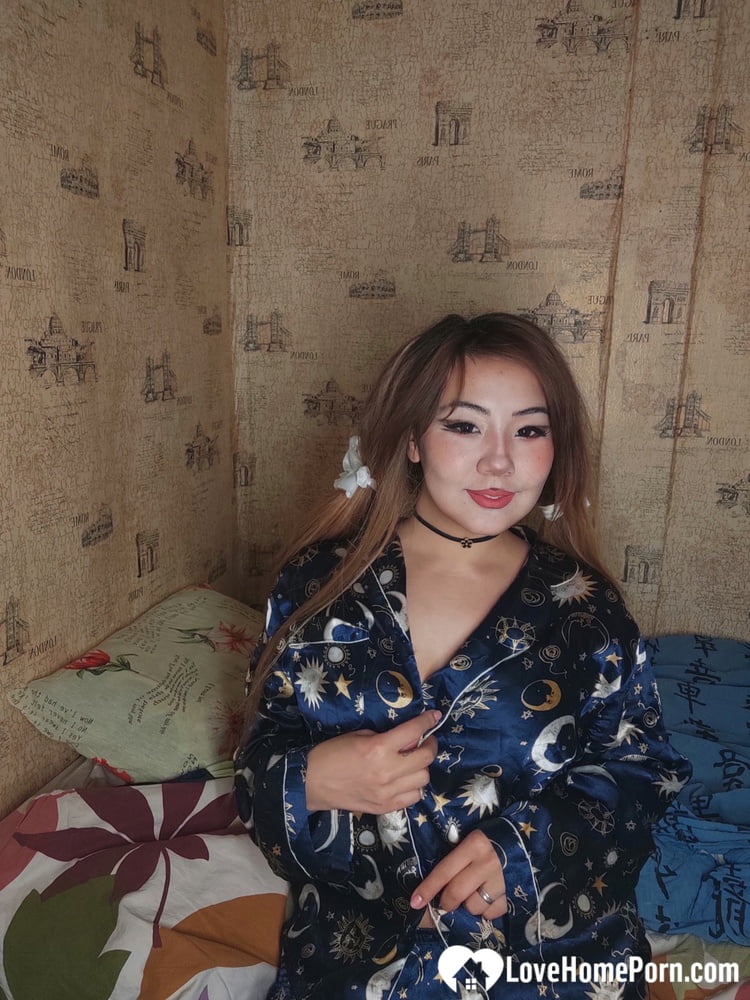 Solitario asiático complaciendo a sí misma durante el bloqueo covid
 #106573168