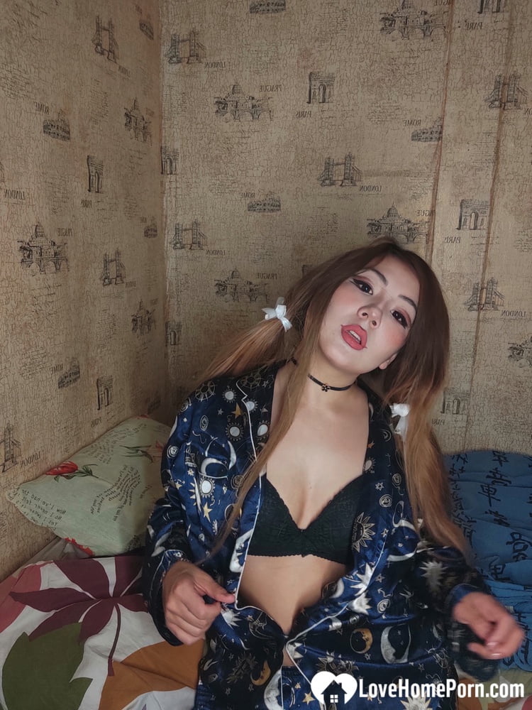 Solitario asiático complaciendo a sí misma durante el bloqueo covid
 #106573171