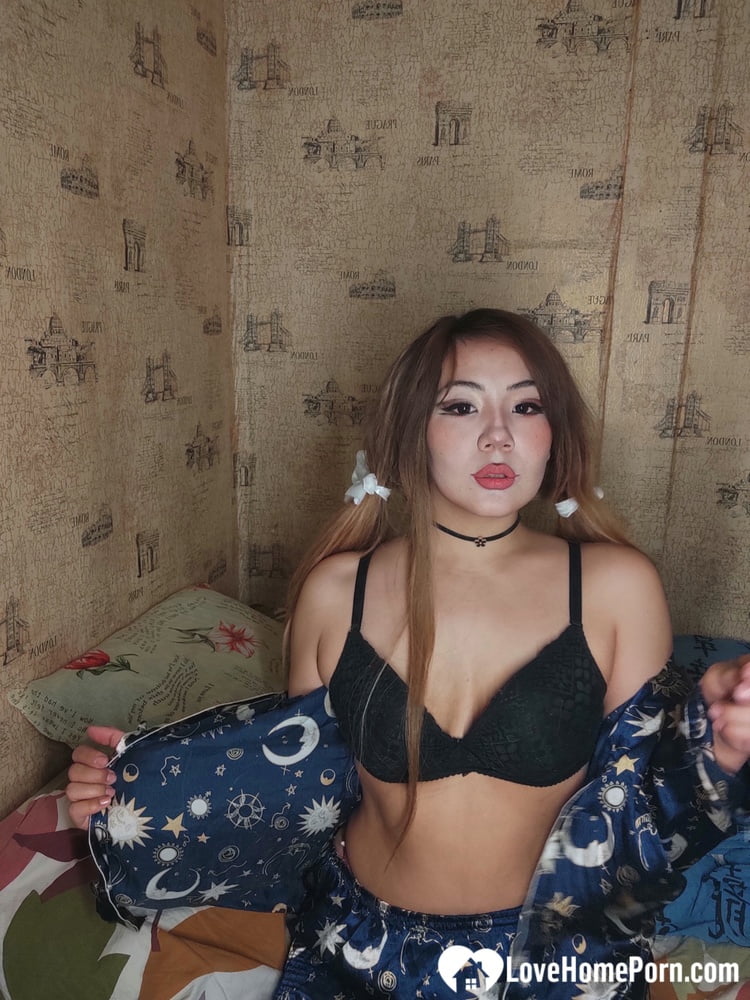 Solitario asiático complaciendo a sí misma durante el bloqueo covid
 #106573174